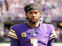 Kyler Murray teve uma interceptação ruim no primeiro passe em uma partida entre Vikings e Packers