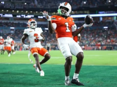 O zagueiro Malachi Tony ‘Moses’ FAMU faz a pose de Heisman novamente depois de marcar TD enquanto o Miami lidera por 49-0 no intervalo