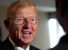 Notre Dame homenageará o falecido técnico Lou Holtz com decalque no capacete para a temporada de 2026