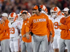 Dabo Swinney, de Clemson, diz ‘É constrangedor onde estamos com o futebol universitário’ antes da estreia contra a LSU