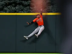 Colton Kouser salva o dia roubando sua casa, empurrando os Orioles para 0,500 pela primeira vez desde abril.