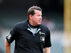 O árbitro Doug Eddings pede desculpas por pedir ao arremessador do Cardinals, Hansel Rincon, para endireitar o boné torto