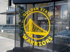 Dois ex-funcionários da diretoria do Warriors entraram com uma ação alegando discriminação de gênero, idade e raça.