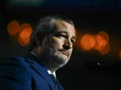O senador do Texas, Ted Cruz, é vaiado implacavelmente em Austin enquanto tenta promover a Lei de Proteção aos Esportes Universitários no ‘College GameDay’