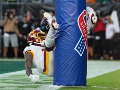 Stefon Diggs penalizado por comemorar após o primeiro TD com Commanders, perde a conversão de 2 pontos na derrota para os Eagles