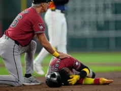 Geraldo Perdomo, do Diamondbacks, deixa o jogo contra o Astros após levar line drive para o capacete