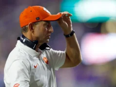 Dabo Swinney repreendeu o repórter que perguntou sobre a construção do elenco de Clemson dias após a única derrota na semana 1 para a LSU
