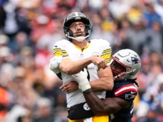 Aaron Rodgers é destruído por um bloqueio cego, o caos se instala quando os Steelers perdem 36 jardas.