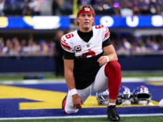 Jaxon Dart segura o joelho de dor e caminha até o vestiário enquanto Jameis Winston o substitui.