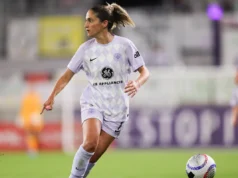 A jogadora da NWSL Savannah DeMello processa o médico do time de Louisville por sua parada cardíaca em campo