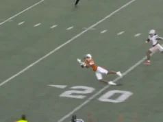 Jaylen McClain, do estado de Ohio, de alguma forma intercepta Texas WR Cam Coleman depois que a bola voa para o ar após uma tentativa de mergulho do Texas WR Cam Coleman.
