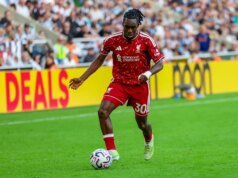 Pesei três respostas diferentes do lateral-direito do Liverpool
