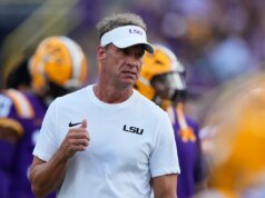 Lane Kiffin retorna ao campus com a LSU enquanto a zombaria irrompe do bosque de Ole Miss