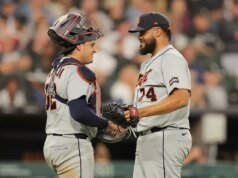O White Sox perdeu uma vantagem de 6 corridas e caiu do primeiro lugar no AL Central com uma derrota por 11-8 para os Tigers.