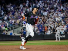 Alvarez acertou 2 home run e o Mets foi fundo 5 vezes para apoiar McLean por 10-6 sobre o Giants.