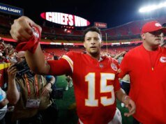 Patrick Mahomes mostra o joelho reparado cirurgicamente na derrota do Broncos sobre o Chiefs na abertura da temporada.