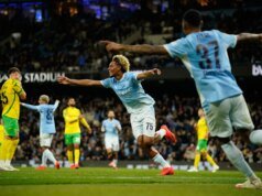 O adolescente do Man City, Floyd Samba, marca 2 gols na goleada de 5 a 0 sobre o Norwich pela Copa da Liga