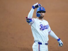 Brandon Nimmo teve 4 rebatidas e 5 RBI na vitória do Rangers sobre o A’s por 8-5 para diminuir a diferença para os Astros no AL West.
