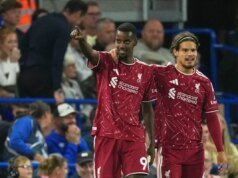 Isak marcou dois gols e Barcola estreou na primeira vitória do Liverpool sob o comando do novo técnico