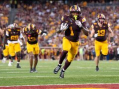 Eastern Illinois surpreendeu Minnesota por 59-7 na abertura, atrás dos dois TDs de retorno de punt de Javon Tracy.