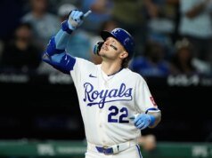 Jensen terminou um único tímido do ciclo para ajudar os Royals a vencer por 7-3 e evitar uma raspagem contra os Marlins.