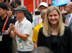 Kirsty Coventry elogiou as acomodações dos Jogos Asiáticos, mas admitiu que as cabines de madeira eram “um pouco apertadas”