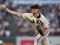 Shay Whitcomb foi escolhido para o 11º RBI que encerrou o jogo na carreira, enquanto os Giants derrotavam os Cardinals por 5-4