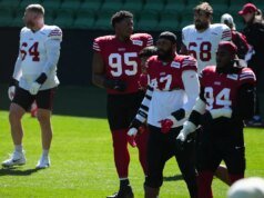 49ers DT Alfred Collins está fora da temporada após uma lesão no joelho em Melbourne, diz Shanahan