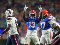 O técnico da Flórida, Jon Summerall, está fazendo perguntas tendenciosas contra o número 4, Ole Miss no pântano