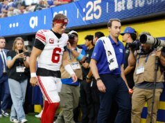 Giants QB Jackson Dart sai da primeira série contra Rams com lesão no joelho