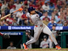 Walker, Smith e Varsho home runs levam Astros a 6-5 Phillies