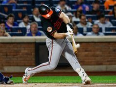 Pete Alonso recebe mais uma salva de palmas dos fãs do Mets depois de acertar seu último home run em seu retorno ao Citi Field.