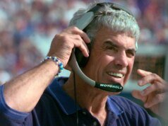 Um orgulhoso Jim Mora se alegra durante a estreia de seu filho no Colorado State na vitória por 35-13 sobre o Wyoming.