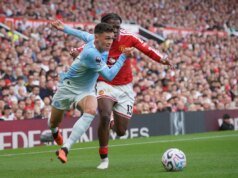 Phil Foden sai no início do confronto entre Man United e Man City