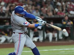 Rangers permanece na corrida do playoff da AL com 6 corridas na 5ª entrada para vencer Diamondbacks por 6-2