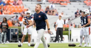 Alex Golesh prevê o jogo da Semana 4 de Auburn contra Vanderbilt