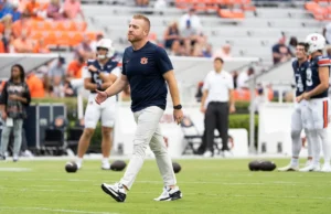 Alex Golesh prevê o jogo da Semana 4 de Auburn contra Vanderbilt