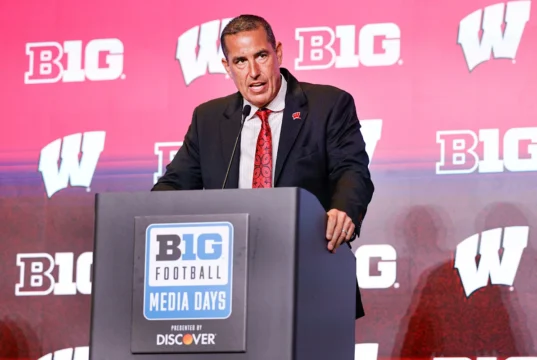 Três razões pelas quais Wisconsin chocou o mundo contra Notre Dame na semana 1