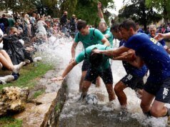 Centenas de pessoas se reúnem para assistir a jogos de futebol fluvial