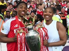 A mãe da estrela do Arsenal ajuda os novos recrutas do futebol