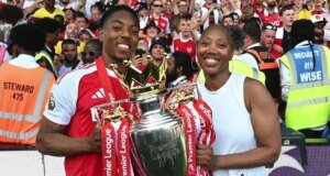 A mãe da estrela do Arsenal ajuda os novos recrutas do futebol