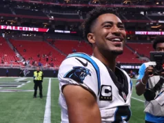 Funcionários do Mercedes-Benz Stadium comemoram com Bryce Young após a vitória dos Panteras sobre os Falcons