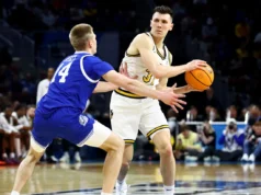 O Boston Celtics supostamente assinou com o guarda Caleb Grill um contrato de campo de treinamento