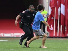 Torcedor abordado pela segurança na abertura da temporada da Universidade de Houston