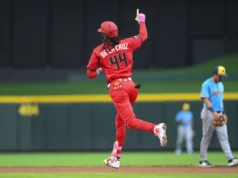 Os Reds acertaram uma bola longa no final da noite para vencer os Milwaukee Brewers