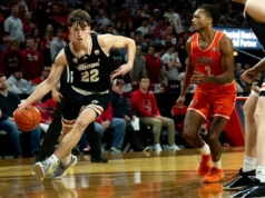 Javante Campbell, guarda de basquete do UC Bearcats, Bowling Green, está pegando