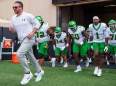 Notícias do futebol de Oregon: Dan Lanning defende Dante Moore por faltar à coletiva de imprensa