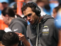 Medidor de pânico dos Chargers após a dupla Justin Herbert-Mike McDaniel ficar completamente plana na semana 1