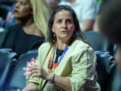 UConn Great, presidente do Connecticut Sun, Jennifer Rizzotti, se mudará para Houston com a equipe
