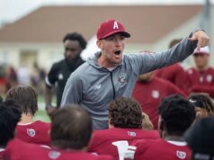 O futebol do MIT venceu Nicholls por 35-7 na estreia de Tanner Kingsley como coordenador ofensivo